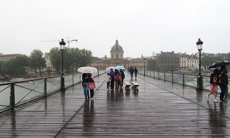 　杜伊勒里花園旁邊就是羅浮宮，但羅浮宮今天開放到晚上九點半，那就先參觀巴黎聖母院，再回羅浮宮參觀，只因想走一走藝術橋(Pont des Arts)多花幾分鐘，結果受雨困，初時以為只會小雨躲在樹下，哪知是大雨，雖有傘但大家的鞋都濕透了。