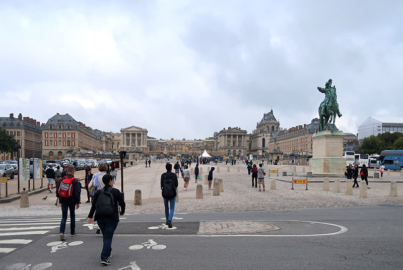 　出站後跟著大隊走約十分鐘就會見到一大片宮殿，凡爾賽宮的始作俑者路易十四一早已騎馬出來迎接大家了。