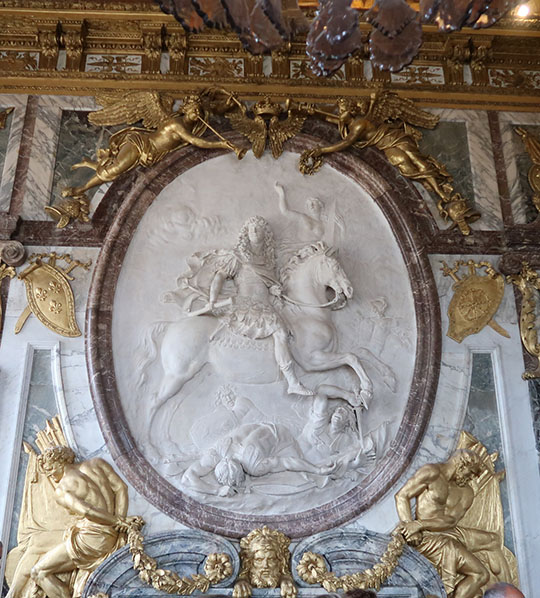 　戰爭廳（Salon de la Guerre），主要為反映路易十四征服西班牙、德意志、荷蘭等功績的油畫及雕塑。<br /><br />　此浮雕描述路易十四1672年6月12日與荷蘭之戰中，騎馬率領法軍渡過萊茵河的英姿，當時的法國及路易十四都是歐洲的霸主。