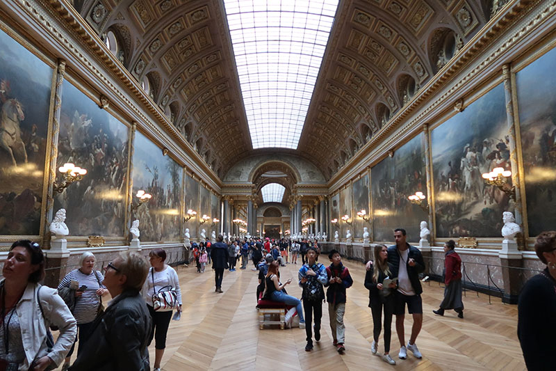 　戰爭畫廊，展出眾多戰爭主題的繪畫作品，如《拿破崙翻越阿爾卑斯山》、《普瓦蒂埃大捷》、《里沃利戰役》、《亨利四世進入巴黎》等。<br /><br />　據說凡爾賽宮中共有七百多間房間，掛有有六千多幅繪畫。