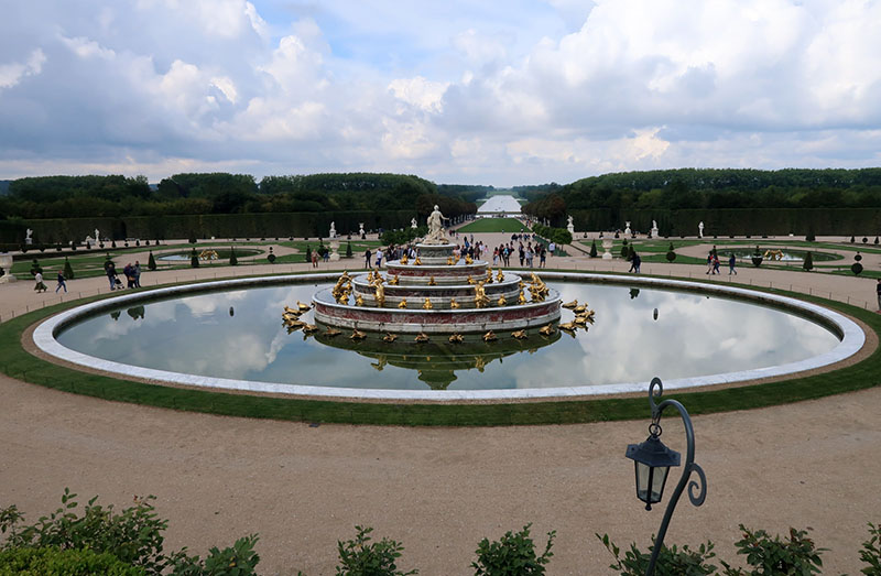 　凡爾賽宮的噴泉只在周末和假日才噴放，而且票價跟平日不同。