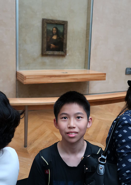 　羅浮宮的三寶之三的「蒙娜麗莎（Mona Lisa）」，是達文西的作品，根據記載，這幅畫耗時4年完成，被認為是世界上最著名的油畫作品。<br /><br />　在1516年，法國國王弗朗索瓦一世邀請達文西去國王城堡昂布瓦斯城堡附近，一個叫Clos Lucé的地方工作。據說他也將《蒙娜麗莎》一起帶去。達文西去世後，他的畫作便歸學徒們和助手沙萊所有。國王花了4000埃居買下了它，並把它保存在楓丹白露宮，直至路易十四時期。