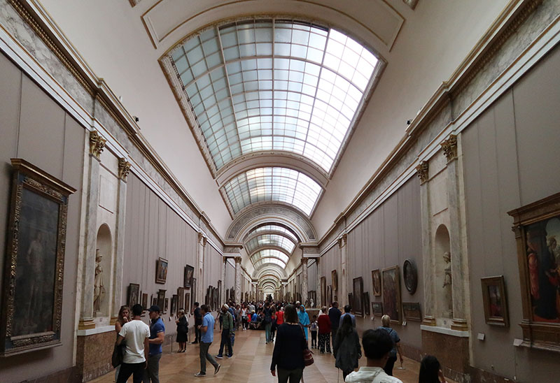 　羅浮宮的名畫很多，不過沒做功課，不太會欣賞，懂也沒時間了。<br /><br />　法國國王對藝術品的收集始於弗朗索瓦一世時期，弗朗索瓦一世曾從義大利購買了包括油畫《蒙娜麗莎》在內的大量藝術品。至路易十四時期，法國王室已經收集了約2000幅油畫、150多座雕刻、700多張素描、以及其他大量美術作品。路易十五和路易十六時期繼續從義大利、佛蘭德斯和西班牙購入藝術作品。法國大革命期間的1793年8月10日，共和政府決定將收歸國有的王室收藏集中於羅浮宮，並將其作為博物館向公眾開放，命名為「中央藝術博物館」。11月8日，博物館正式開放，展出了587件藝術品。此後共和政府又用從教堂、貴族和地方政府等處沒收來的藝術品源源不斷地補充博物館收藏。<br /><br />　拿破崙在征服歐洲各國的同時，將被征服國家的藝術品大量運往法國，送至羅浮宮（此時已改名為「拿破崙博物館」）展出，還增加了古羅馬和古埃及藝術品展廳。但隨著1815年拿破崙的第二次退位和終生放逐，羅浮宮藏品中約有5000多件藝術品被歸還給原來所屬國。<br /><br />　此後的100多年裡，羅浮宮的收藏範圍不斷擴大，加入了東方（遠東）、亞述、古埃及等時代的藏品。