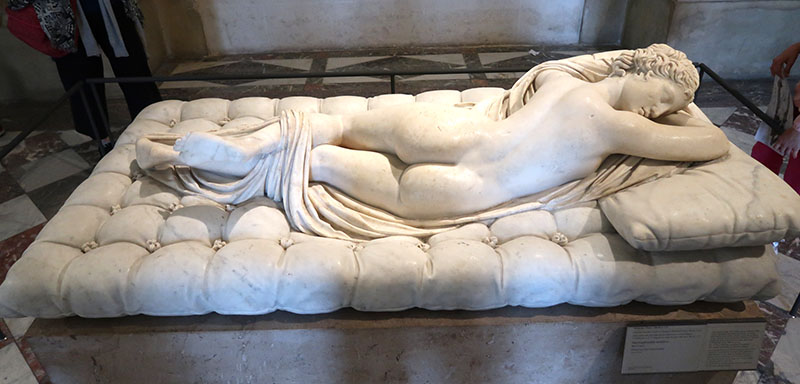 　這座這麼優美的雕塑原來是古希臘陰陽人赫爾瑪芙蘿狄絲Hermaphroditus，是赫爾墨斯Hermes與阿芙洛蒂Aphrodite偷情生下來的。