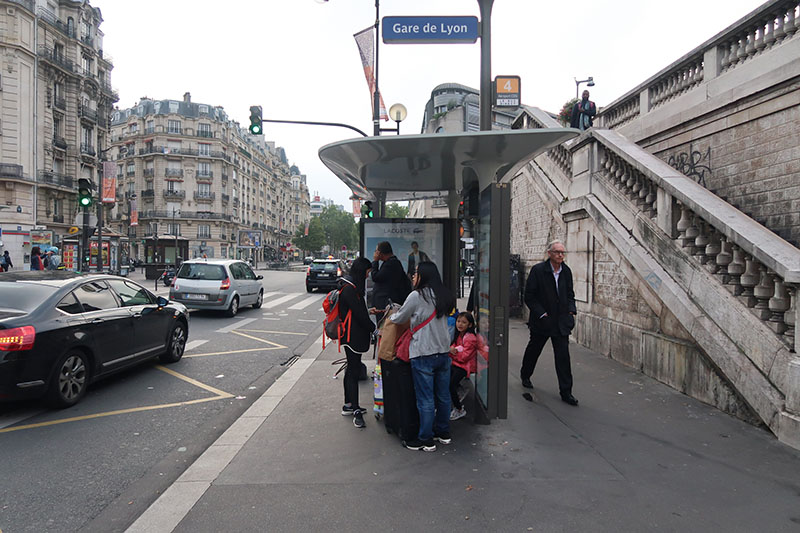 　可以坐地鐵或法航機場巴到戴高樂機場(CDG)，地鐵會便宜一些(大人好像是€12.1，U10: €6.05)，來巴黎前還心大心細，經過巴黎第一天奧利機場到市區的地鐵體驗，今天完全不用考慮坐地鐵去機場。<br /><br />　酒店離里昂車站只有約七百米的距離，算是另一大優點。<br /><br />　車票：€18，U12:€11