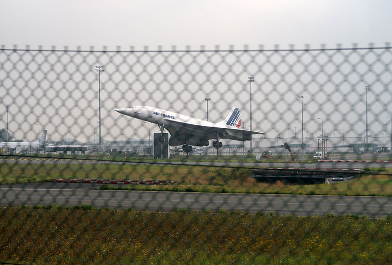 　機場巴約半小時便直達到戴高樂機場一號航站，有幸目睹和諧式飛機真容，比想像中小些。<br /><br />　再約十分鐘車程到二號航站。