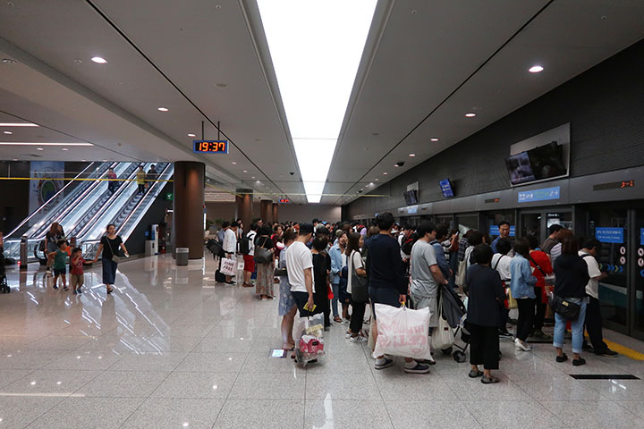 　飛機傍晚七點準時降落在仁川機場，雖是旅遊淡季，但機場的繁忙程度可媲比香港機場。
