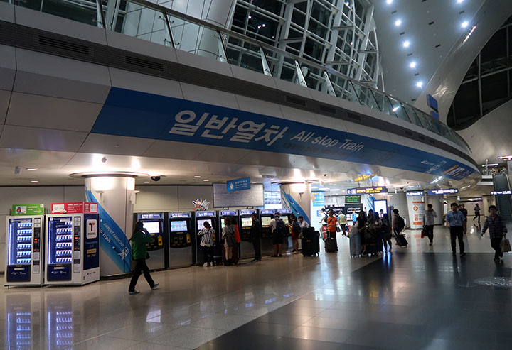 　仁川有快慢地鐵到市區首爾站，價錢相差都挺大的(KRW14,800：KRW4,250)，但時間相差並非太多(43min：60min)