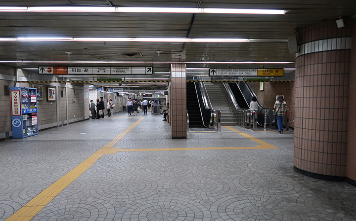 　韓國地鐵，也有不少樓梯要走，每程統一KRW1,250.
