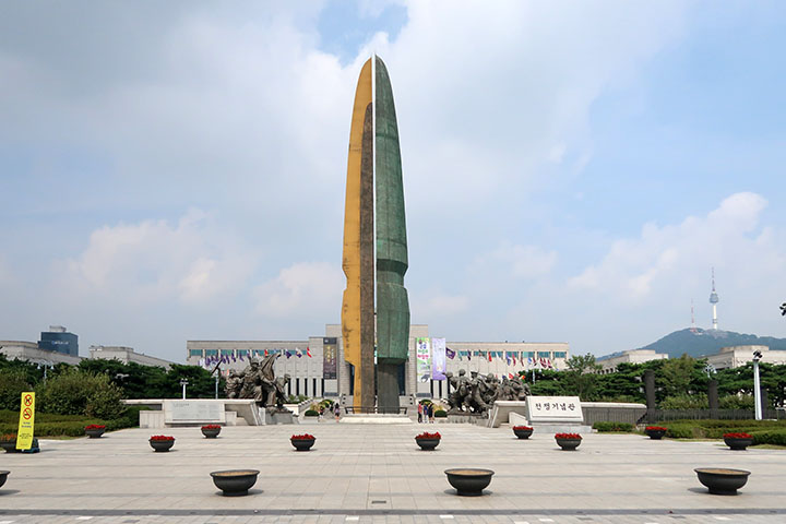 　廣場前方是一座裂開的子彈（6.25塔），它象徵的是1950年6月25日韓戰開始的日子。