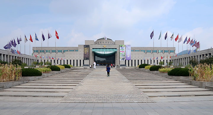 　和平廣場，廣場上插了當時支持南韓各國的國旗。