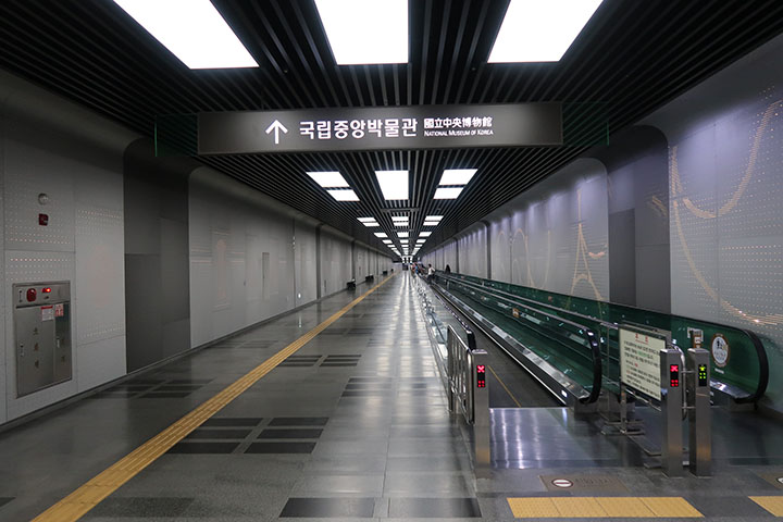 　雖然內容不算吸引，但誠意十足，與地鐵站有一小段距離，在不多電梯的韓國地鐵，也鋪了運送帶接駁博物館與地鐵站。