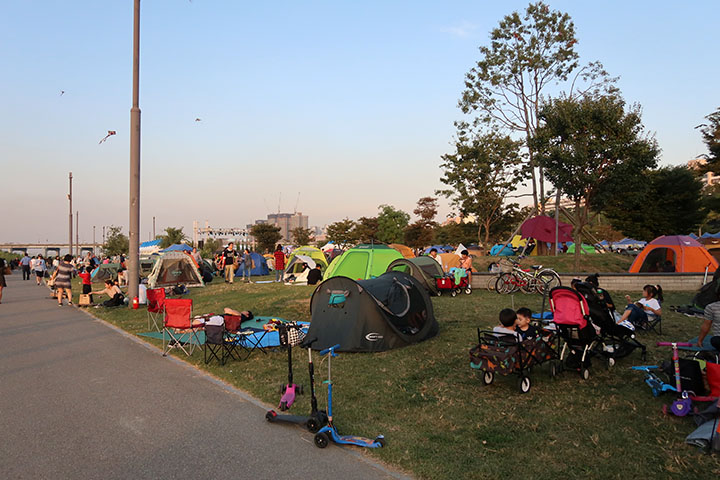 　今晚有活動在江邊舉行，不少市民一早來紮營了。