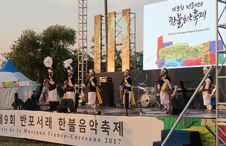 　整個“霜草節”有不少活動，今晚似是韓法音樂節，有很多法國人。