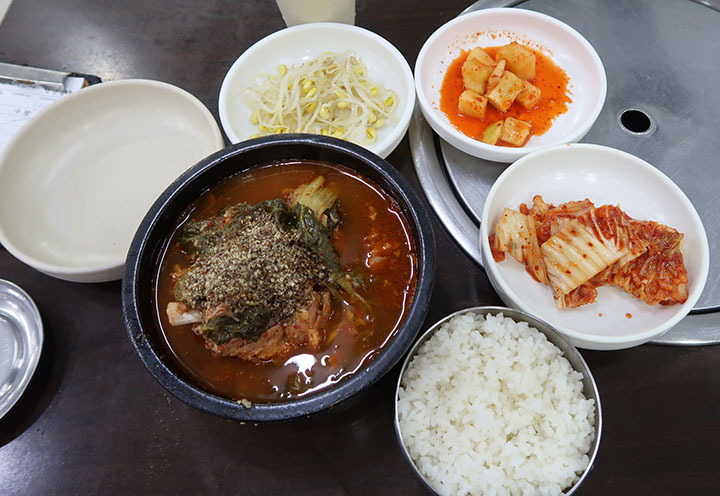 　晚餐又試下韓食，泡菜、蘿蔔似是韓食必跟免費食品，泡菜比較辣，但見是韓國人之寶又是贈品，不好意思吃剩，辣辣地都把它們吃完。