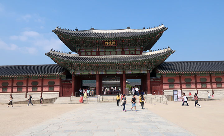 　宮中建築很有中國建築的影子，特別是各門樓的漢字。不過韓國除了少數宮殿外，絕大多數地方的韓文都不見中文了，原來在七十年代，韓國下令全面禁用漢字，改用自己發明出來的拼音符號。後來由於國際形勢的變化，二０００年左右才下令解除部份使用漢字的限制，不過由於長期禁用漢字，據說現在已經幾乎沒什麼人認得漢字了。