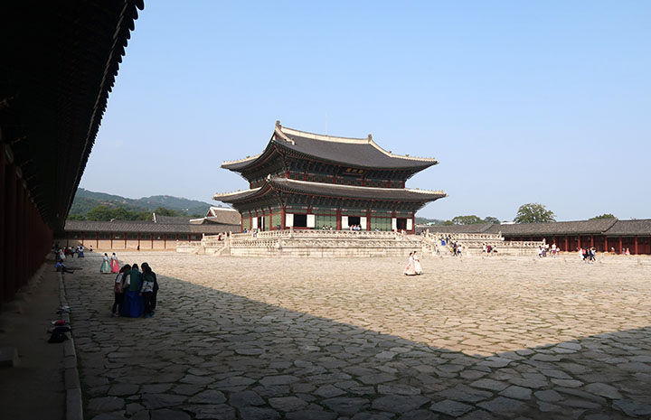 　勤政殿，勤政殿是韓國古代最大的木結構建築物，是景德宮中最雄偉壯麗的建築，是舉行正式儀式以及接受百官朝賀的大殿。