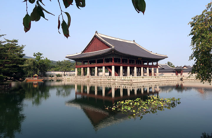 　慶會樓，為慶祝國家傳統節日或舉辦宴會而建造在池塘上的水上樓閣。
