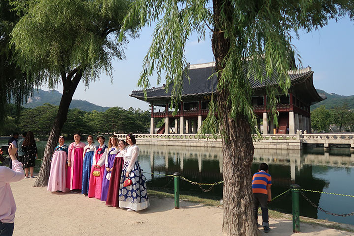 　景福宮門票KRW3,000，如穿韓服則免費，附近有不少韓服出租店。不過多數遊客該不會為了省那區區KRW3,000而去租韓服，更主要是喜歡韓國文化及服飾吧。