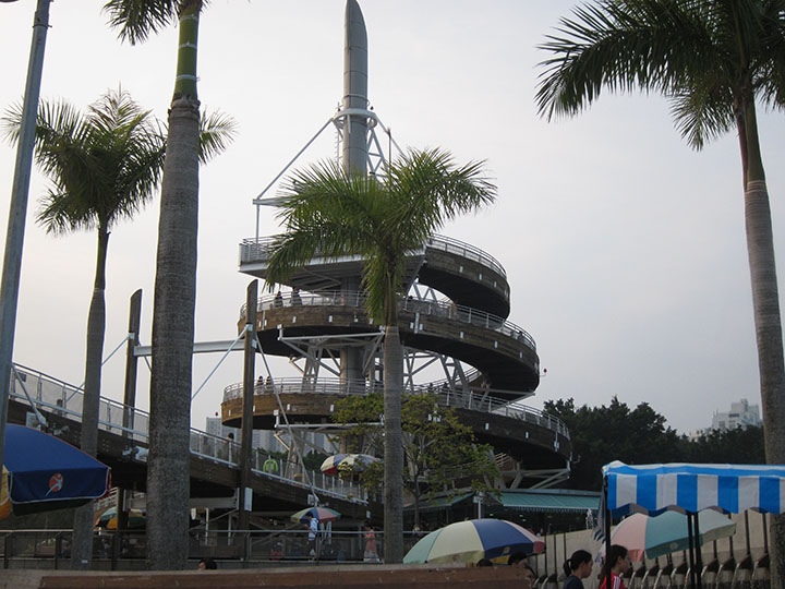 　大埔海濱公園中的香港回歸記念塔，遺憾地未能拍到它的經典角度。