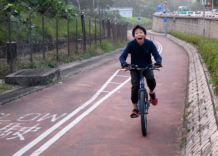 　上斜都可以扮鬼扮馬，睇來有實力到台灣踩單車了。