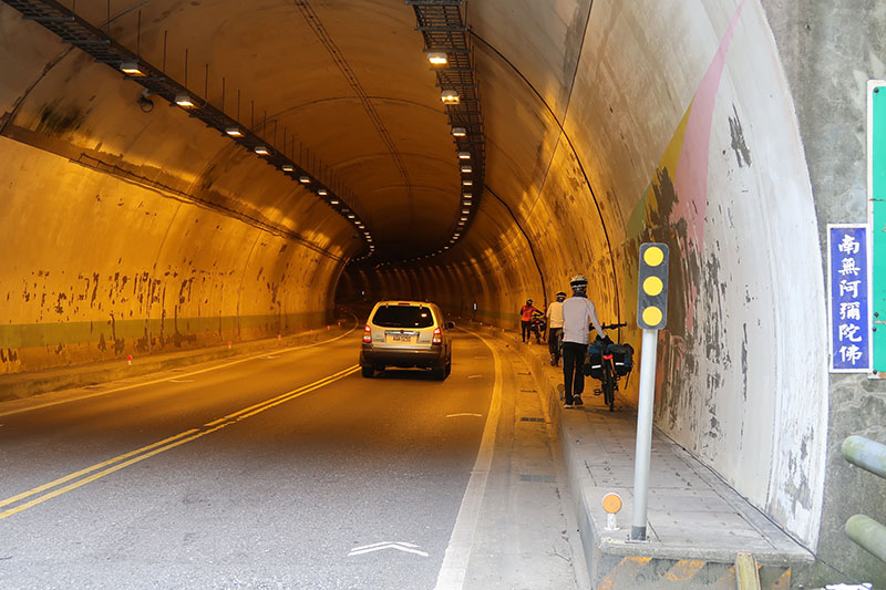 　飯後繼續上路，不久就來到『跳浪隧道』，未單車經歷過隧道的媽媽及小朋友沒信心騎過去，只能推車了。