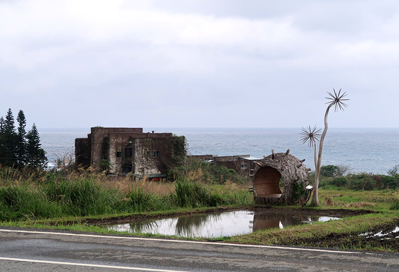 　不久又來到「沙漠風情」民宿附近，當年曾住一晚的地方。附近似多了一個避風球體，不知會否是出租給人露營的呢？