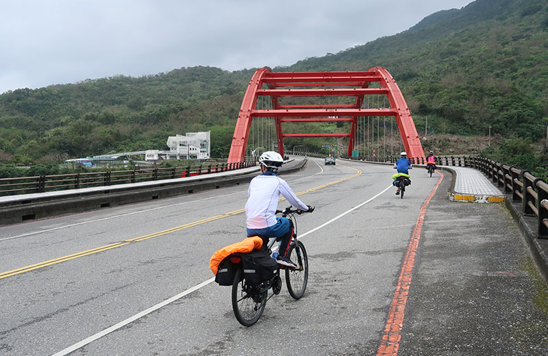 　「新長虹橋」，橋下的秀姑巒溪是夏天泛舟漂流的好地方。