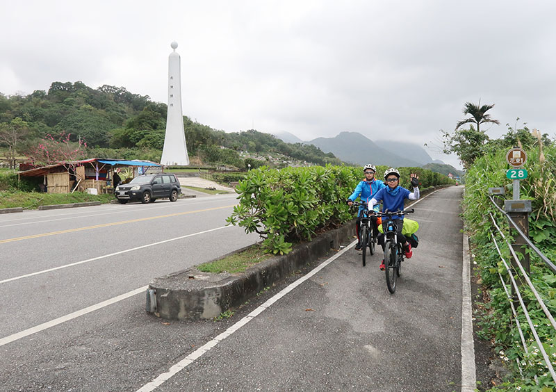 　東岸多數都有摩托車單車專道，汽車也很少，但有單車徑則是錦上添花。