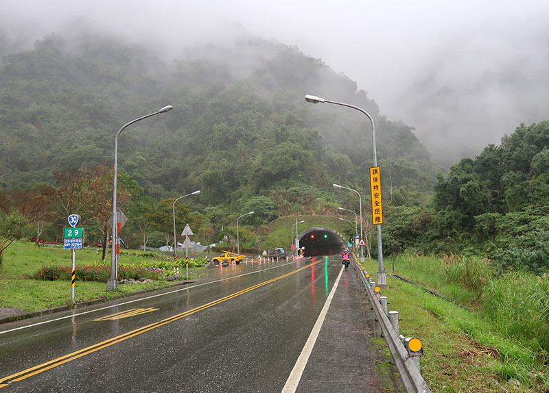 　沒隧道真難跨過這座山胍呀！