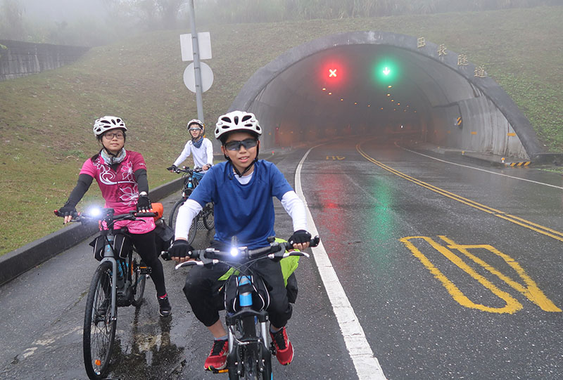 　隧道長2660米，過完隧道後，這邊的濕氣更大，有些雨粉，但還用不了雨衣。