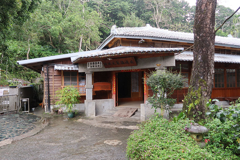 　旅館後面的古蹟---安通溫泉大旅社，日據時期日本政府在此地建造了一棟全檜木的日式平房做為當時日本警察廳的招待所。現今日式榻榻米平房已由文建會列為歷史建築物，供到安通溫泉的遊客參觀，平房古色古香，發人思古幽情，是到安通不可錯過的景點。