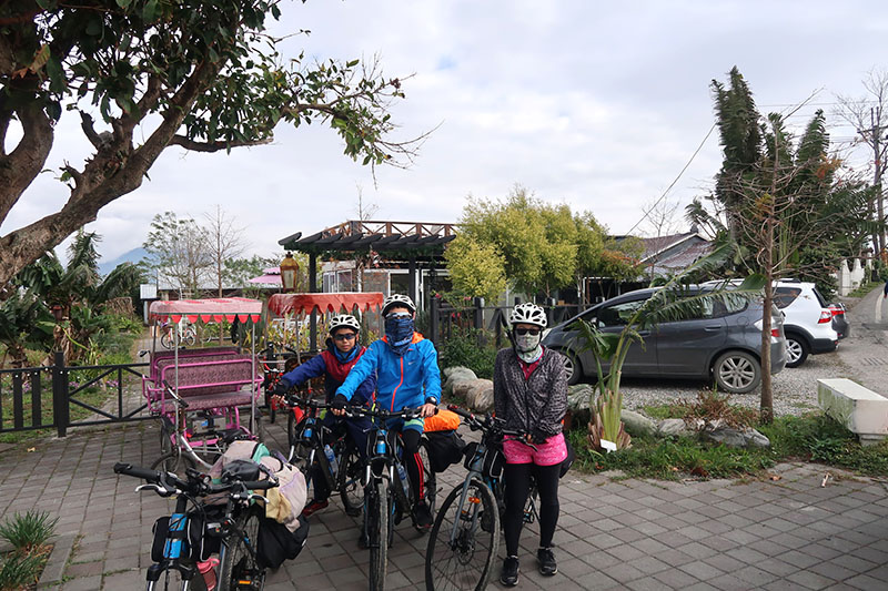 　今天六七十公里路，不敢怠慢，九點十分告別旅館。