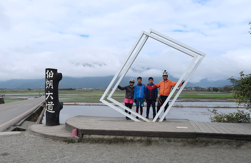 　早上九點半，遊客仍廖廖無幾，估計來此的遊客多是一天遊的，看來要避開人山人海，最好還是在這附近宿一晚。這附近環境也保護得不錯，雖有很多遊客，但沒什麼商業味，民宿似乎也只有兩間，最多的是單車出租店。