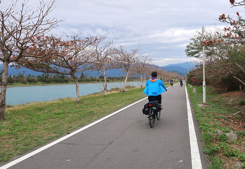 　玩完海濱公園重回森林公園，旁邊便是活水湖，可惜不讓下水，還留著條舊泳褲準備在此下水。