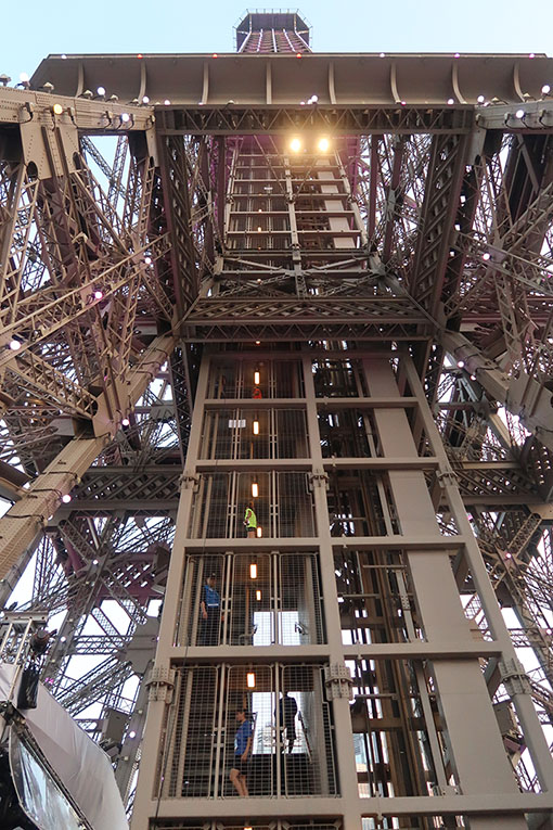 　鐵塔有兩部電梯，但參賽者由另一樓梯走下來。