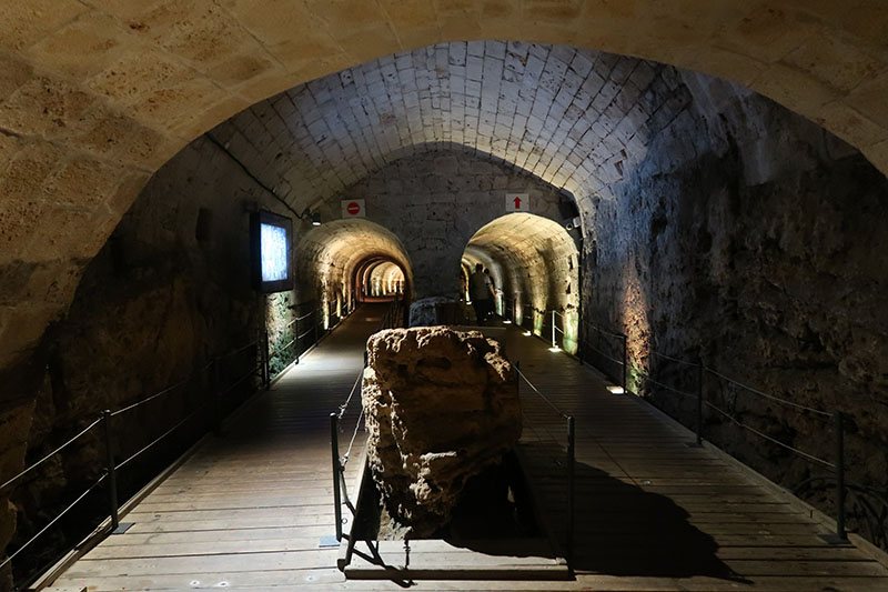 　該隧道長約350米，從西面的聖殿堡壘延伸至東面的城市港口。過去曾作為連接宮殿和港口的戰略地下通道。隧道的下半部分是雕刻在天然石材上面的，上半部分是用半圓形圓頂覆蓋的鑿成的石頭製成的。