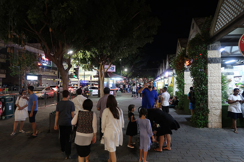 　提比利亞該是一個度假小鎮，晚上在街頭走走也挺舒服。