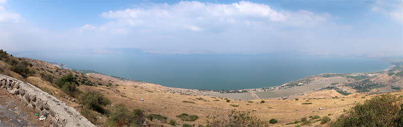 　驅車上戈蘭高地上的Ofir Observation Point，在此能一攬加利利海全景。可惜今天空氣不算理想，否則該能清楚看到對面的提比利亞。<br /><br />　加利利海其實是湖不是海，只是傳統上稱為海。它周長53公里，長約21公里，寬約13公里，最大深度48公尺，低於海平面213公尺，是世界上海拔最低的淡水湖，海拔第二低的湖泊（僅高於的死海）。