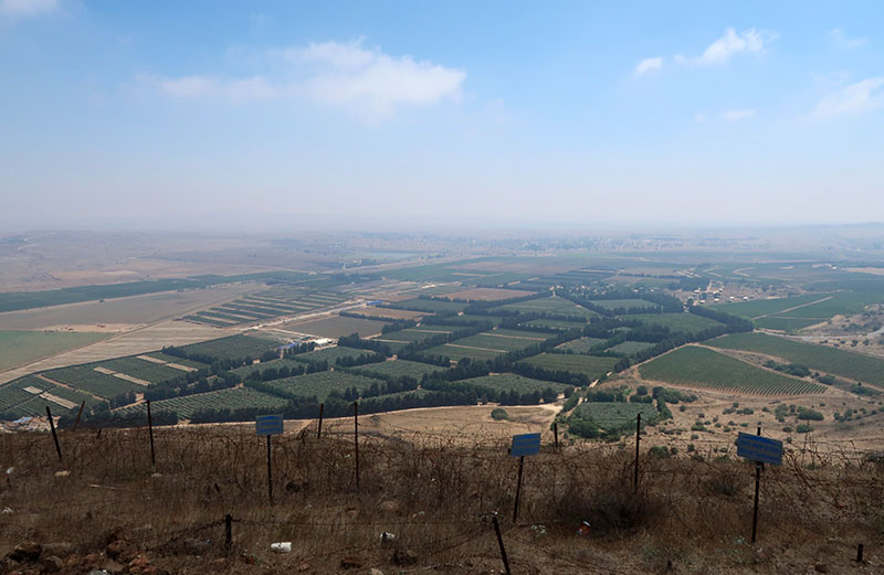 　山下是當年近千輛坦克混戰的眼淚谷。<br /><br />　整齊的農田是以色列控制區，再過去湖那邊就是敍利亞區了。