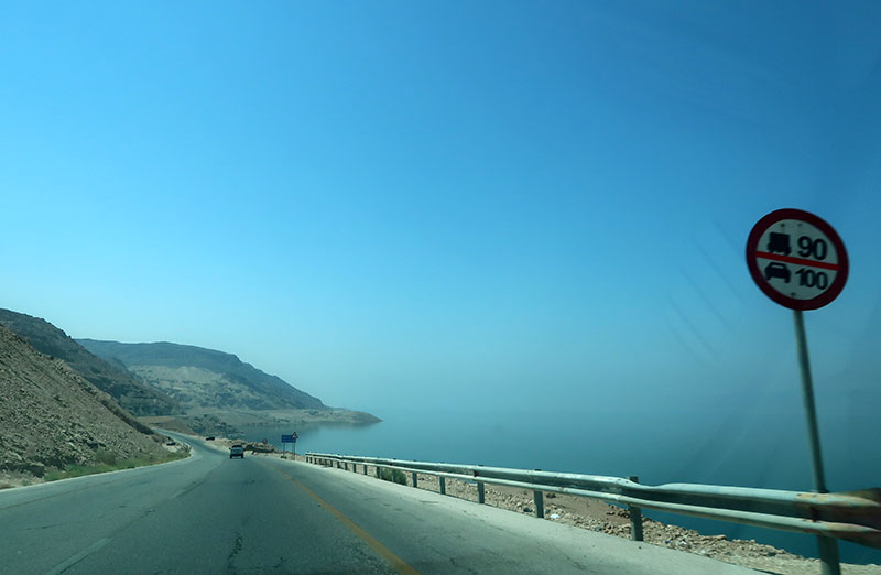 　十一點離開酒店，沿死海邊的65號公路向佩特拉出發，路況不及以色列，但也不差，車流很少，開車享受。