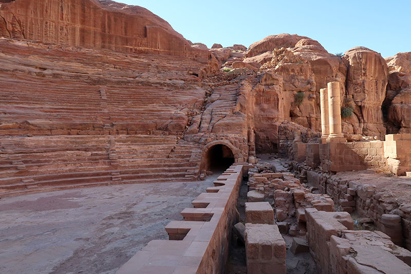 　再過一兩百米是能容納兩千多人的羅馬式的露天劇場(Nabatean Theatre)。