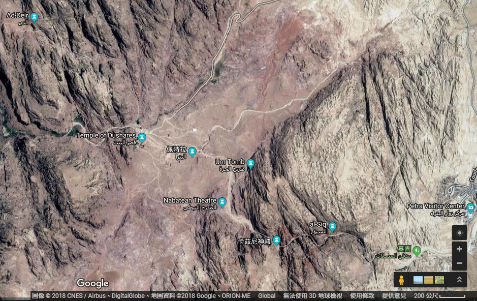 　游客中心還有一立體的地圖，看來今天單程走了一個多小時已走了近一半，增加了明日要走到最遠點的修道院(Ad-deir)的信心。因為有人說參觀佩特拉一天走十多小時也只是剛剛好，有人走了兩三天，有人說去修道院的路難走，有些地圖去修道院的路是虛線，都不知地圖是否合比例，之前都沒信心。