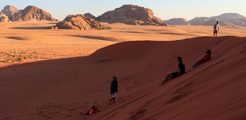　第六點來到一小沙丘休息一下。<br /> <br />　瓦地倫沙漠壯闊的岩石地形狀似月球表面，酒紅色沙漠景觀又似火星表面，吸引不少電影、廣告來此取景。
