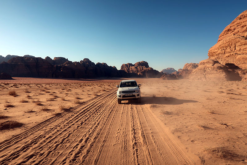 　車子在沙漠轉來轉去，自己走一定迷路。