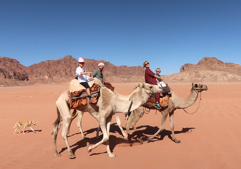 　我們遲約半小時出發，差不多十分鐘才追到駱駝，想不到駱駝的速度都挺快。<br /> <br />　以為八月來此會很熱，但可能只下午及早上出動，並不感到很熱，查一查氣溫，這幾天的氣溫都大約在19~34℃。