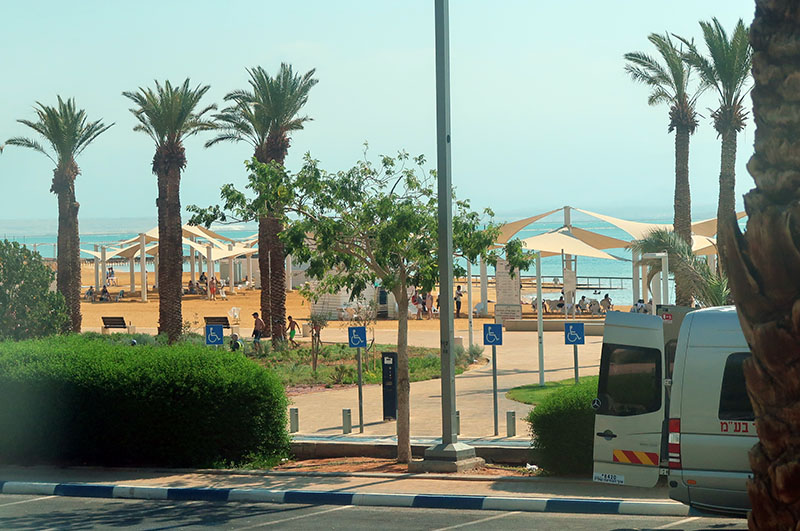 　這邊死海邊也有不少酒店，價錢明顯比約旦那邊貴，但並不覺得比約旦那邊的死海酒店漂亮，但這邊的死海有公共沙灘。