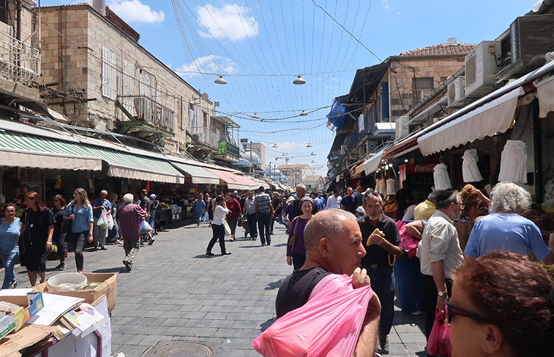 　未到CHECK IN時間，寄存了行李坐輕軌到馬哈耐•耶胡達市場(Mahane Yehuda Market)，這裡有很多當地農產品。