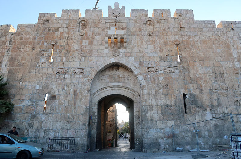 　初來乍到，還是不等日落，先到處看看，沿途有不少教堂及聖跡，但五六點多數也關門了。<br /> <br />　約半小時便由橄欖山走到舊城的獅門(Lion Gate)。<br /> <br />　獅門是耶路撒冷舊城東側的一座城門，城門上有四個豹像，常被誤認為獅子，左右兩側各有兩隻。1967年前，耶路撒冷舊城由約旦控制，但「六日戰爭」期間，以色列的傘兵便是通過此門，到聖殿山上升起了以色列國旗，自此整個耶路撒冷便在以色列控制下。
