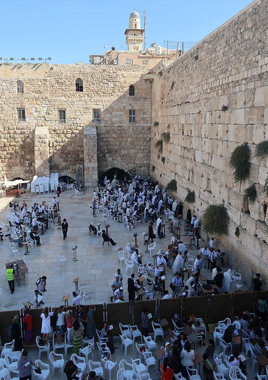 　哭牆上面就是猶太人的聖殿山，也是現在的圓頂清真寺所在地。